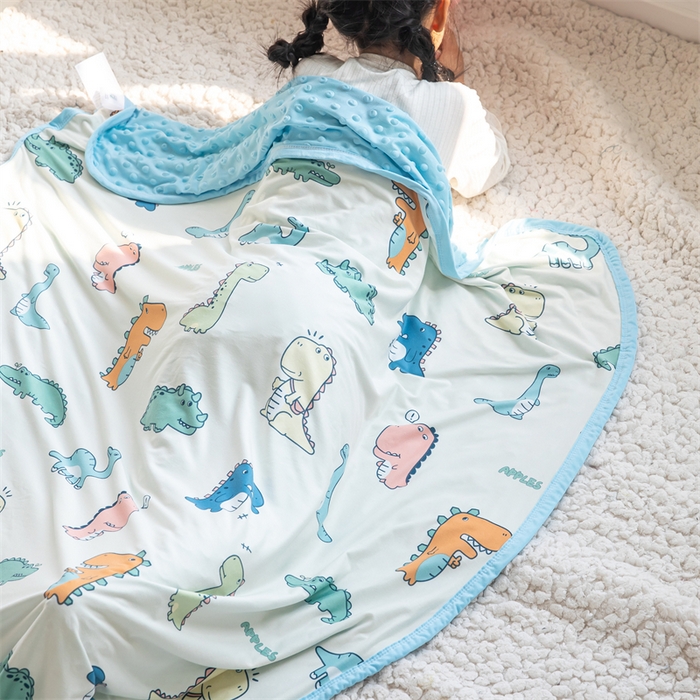 91家纺网 家纺一手货源 找家纺 艾佳宝贝 2025新款A类针织豆豆儿童多功能宿舍午睡安抚盖毯 恐龙世界-盖毯