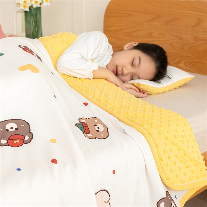 91家纺网 家纺一手货源 找家纺 艾佳宝贝 2025新款A类豆豆针织儿童多功能盖毯安抚夏被-模特图 彩虹波点熊