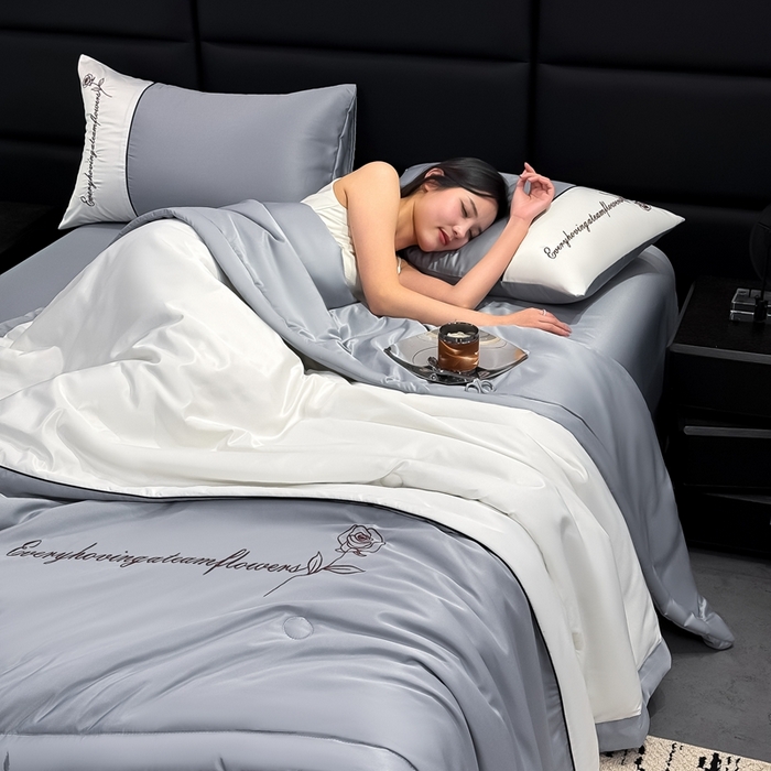 91家纺网 家纺一手货源 找家纺 卡罗兰 2025新款水洗真丝夏凉被空调被拼接款手工包边浪漫花语系列 浪漫花语-浅灰