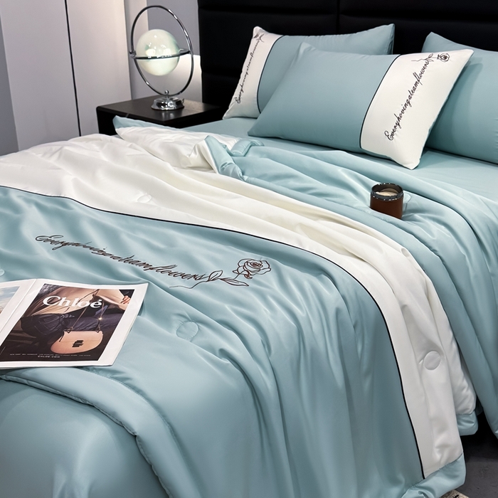 91家纺网 家纺一手货源 找家纺 卡罗兰 2025新款水洗真丝夏凉被空调被拼接款手工包边浪漫花语系列 浪漫花语-青石绿