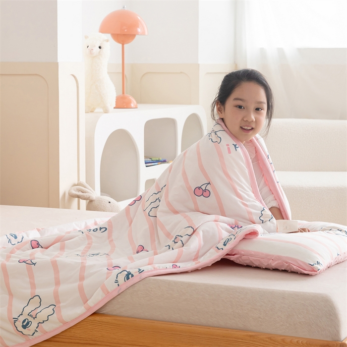 91家纺网 家纺一手货源 找家纺 艾佳宝贝 2025新款A类豆豆针织儿童多功能盖毯安抚夏被-模特图 樱桃长耳兔