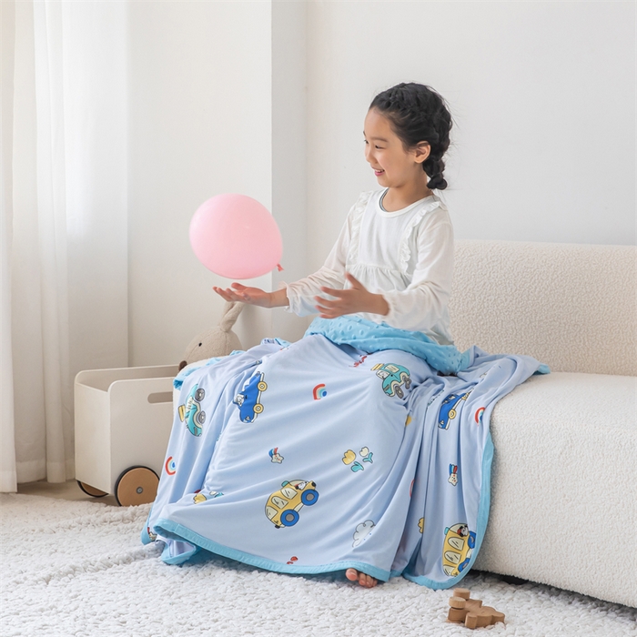 91家纺网 家纺一手货源 找家纺 艾佳宝贝 2025新款A类针织豆豆儿童多功能宿舍午睡安抚盖毯 汽车小纵队-盖毯