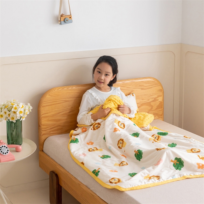 91家纺网 家纺一手货源 找家纺 艾佳宝贝 2025新款A类豆豆针织儿童多功能盖毯安抚夏被-模特图 lucky 萌狮