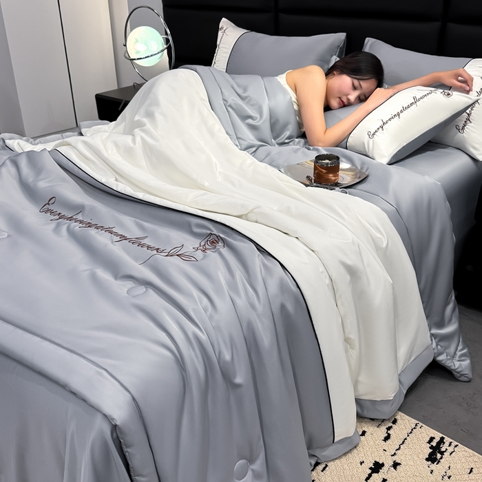 91家纺网 家纺一手货源 找家纺 卡罗兰 2025新款水洗真丝夏凉被空调被拼接款手工包边浪漫花语系列 浪漫花语-浅灰