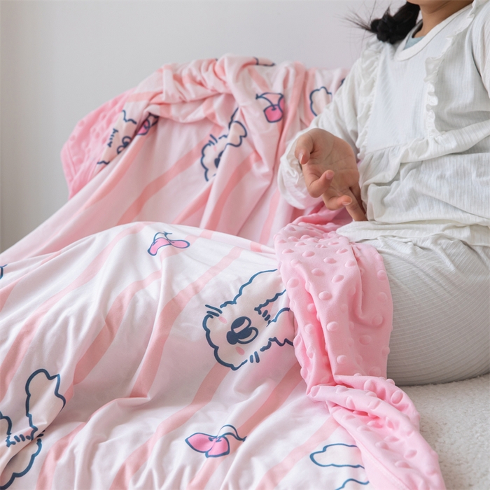 91家纺网 家纺一手货源 找家纺 艾佳宝贝 2025新款A类针织豆豆儿童多功能宿舍午睡安抚盖毯 樱桃长耳兔-盖毯