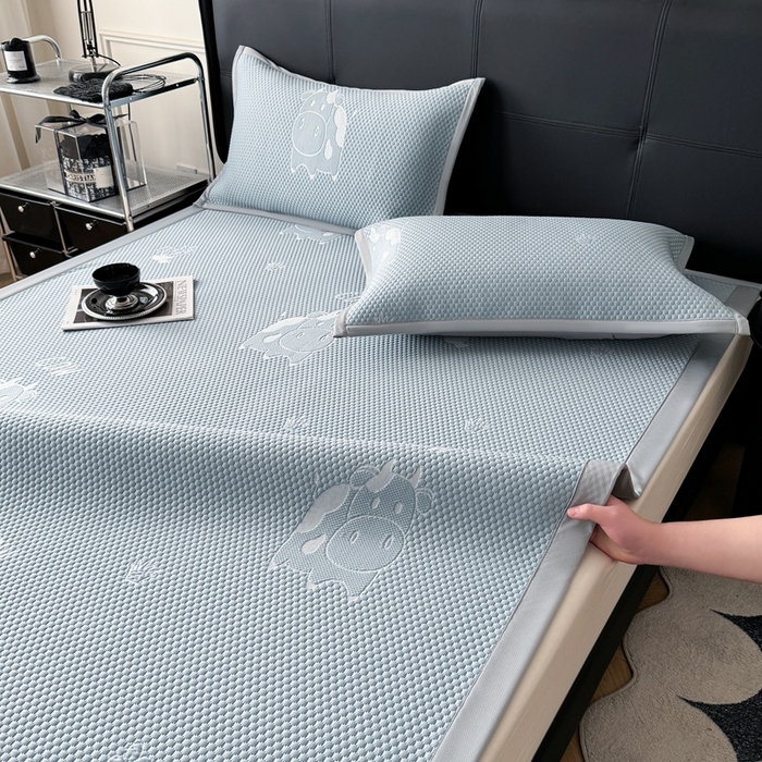 91家纺网 家纺一手货源 找家纺 卡罗兰 2025新款PE提花冰丝凉席凉豆豆床单床笠款凉席-奶牛款 蓝色