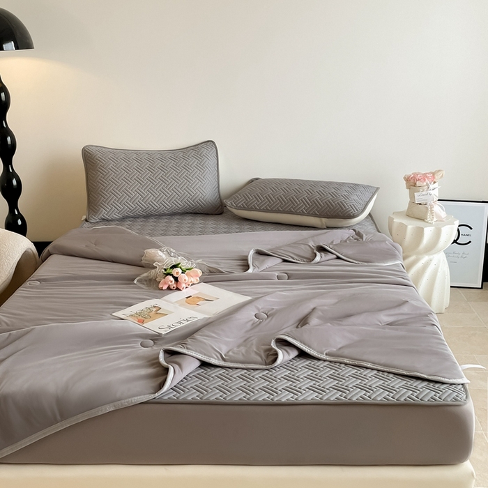 91家纺网 家纺一手货源 找家纺 2025新款加厚乳胶床笠款经典纯色夏被套件 饼干花-深灰