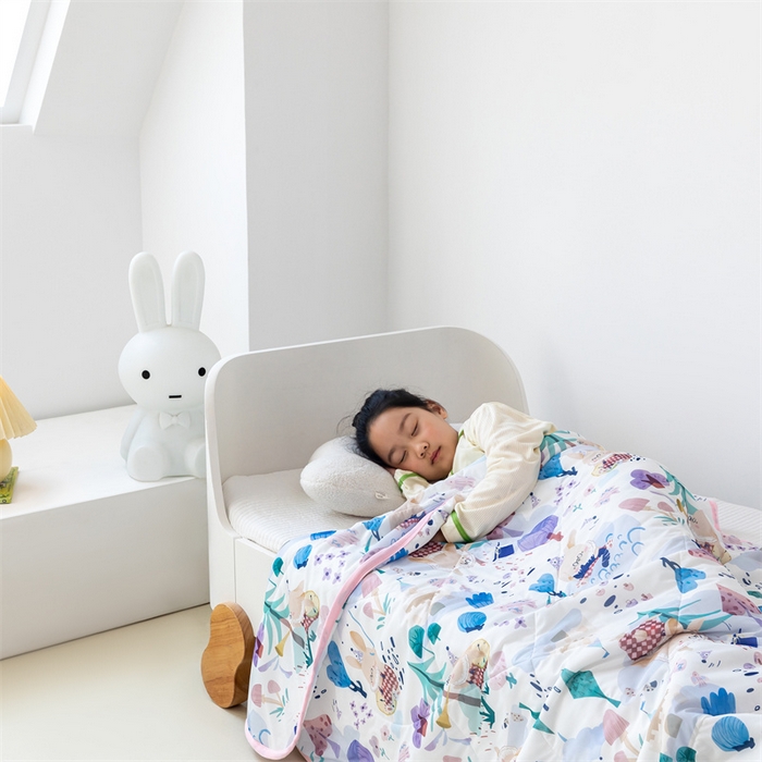 91家纺网 家纺一手货源 找家纺 艾佳宝贝 2025春夏新款A类凉感丝儿童糖果抗菌夏被 兔兔梦游仙境