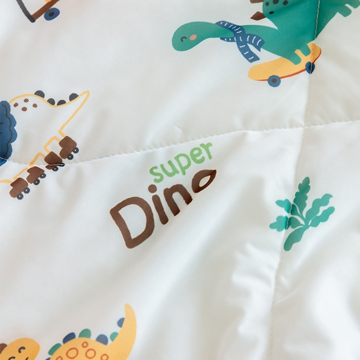 91家纺网 家纺一手货源 找家纺 艾佳宝贝 2025春夏新款A类凉感丝儿童糖果抗菌夏被 滑板恐龙