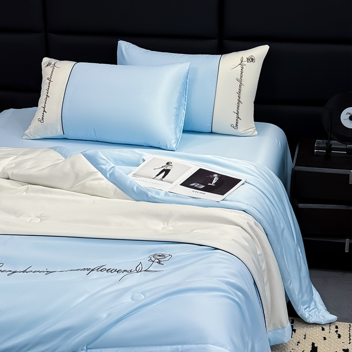 91家纺网 家纺一手货源 找家纺 卡罗兰 2025新款水洗真丝夏凉被空调被拼接款手工包边浪漫花语系列 浪漫花语-天空蓝