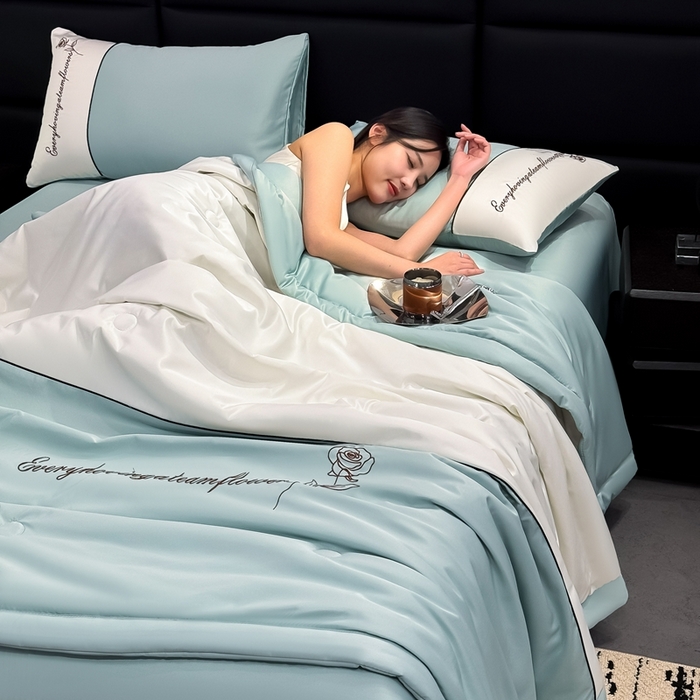 91家纺网 家纺一手货源 找家纺 卡罗兰 2025新款水洗真丝夏凉被空调被拼接款手工包边浪漫花语系列 浪漫花语-青石绿