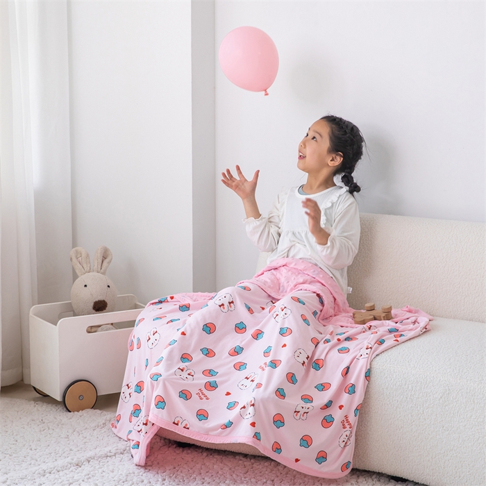 91家纺网 家纺一手货源 找家纺 艾佳宝贝 2025新款A类针织豆豆儿童多功能宿舍午睡安抚盖毯 草莓萌兔-盖毯
