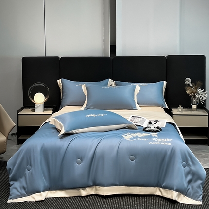 91家纺网 家纺一手货源 找家纺 仔仔熊 2025新款水洗真丝夏凉被空调被四件套-花开富贵 宾利蓝-奶茶