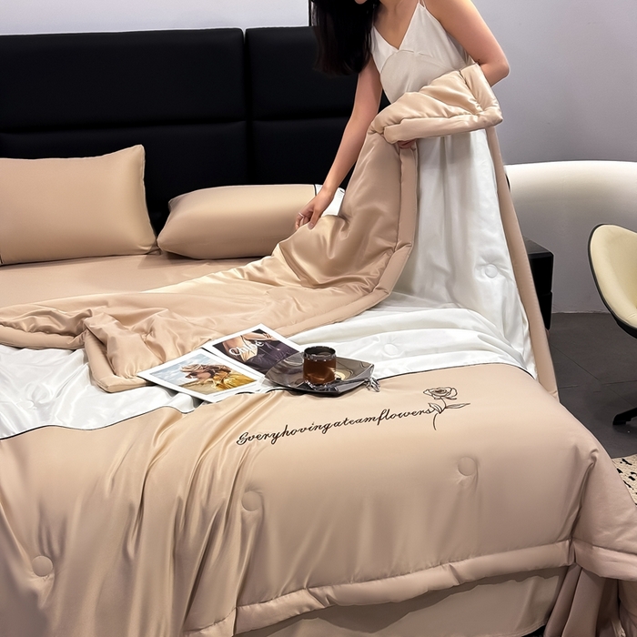 91家纺网 家纺一手货源 找家纺 卡罗兰 2025新款水洗真丝夏凉被空调被拼接款手工包边浪漫花语系列 浪漫花语-香槟金