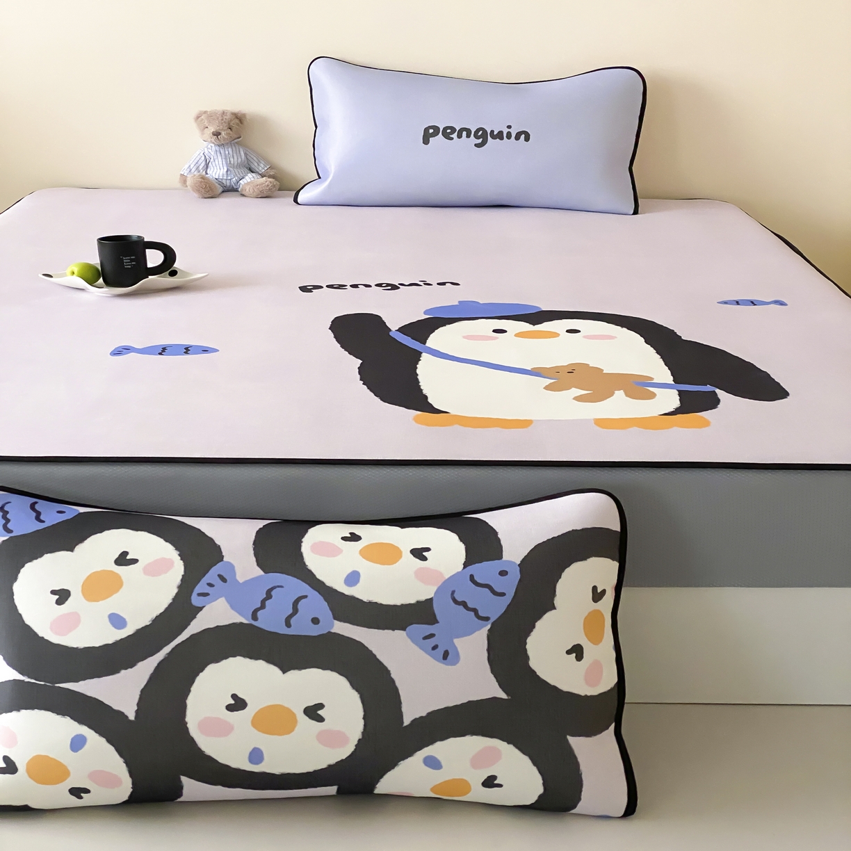 91家纺网 家纺一手货源 找家纺 三味舒屋 2025新款小可爱系列大版印花冰藤凉席 企鹅仔-床笠款