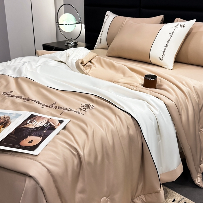 91家纺网 家纺一手货源 找家纺 卡罗兰 2025新款水洗真丝夏凉被空调被拼接款手工包边浪漫花语系列 浪漫花语-香槟金