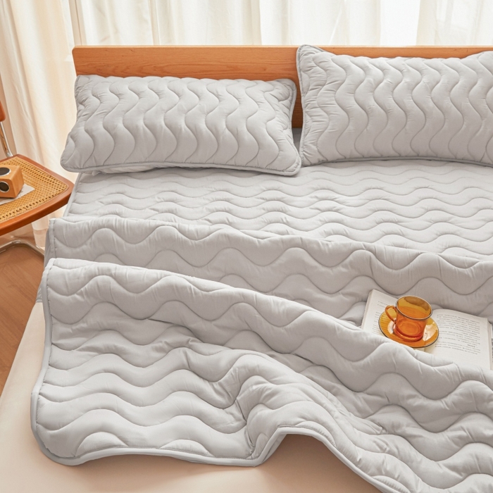 91家纺网 家纺一手货源 找家纺 初心家纺 2025新款原棉防水夹棉窗帘床护罩单件席梦思保护套防水床罩 浅灰