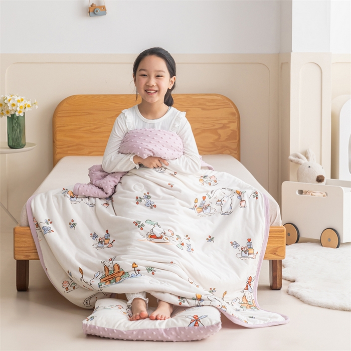 91家纺网 家纺一手货源 找家纺 艾佳宝贝 2025新款A类豆豆针织儿童多功能盖毯安抚夏被-模特图 兔兔的生日