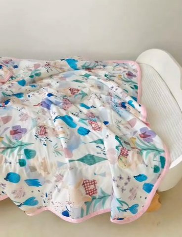 91家纺网 家纺一手货源 找家纺 艾佳宝贝 2025春夏新款A类凉感丝儿童糖果抗菌夏被 兔兔梦游仙境