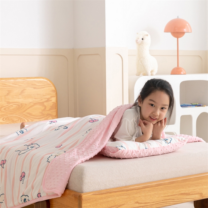 91家纺网 家纺一手货源 找家纺 艾佳宝贝 2025新款A类豆豆针织儿童多功能盖毯安抚夏被-模特图 樱桃长耳兔