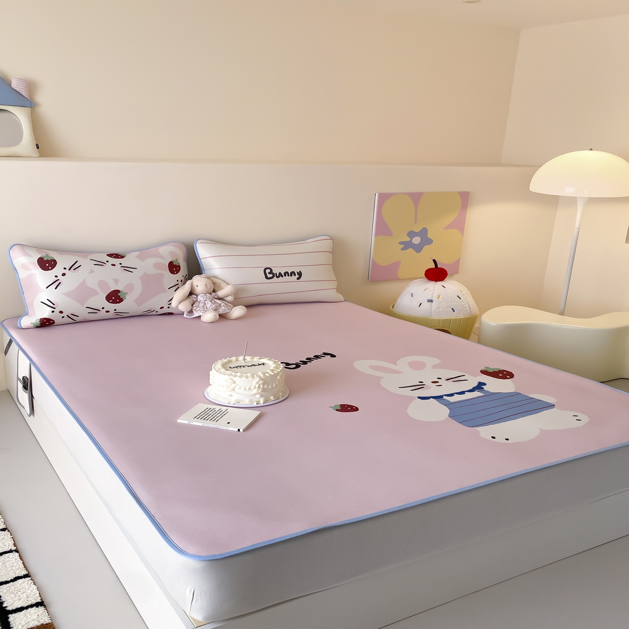 91家纺网 家纺一手货源 找家纺 三味舒屋 2025新款小可爱系列大版印花冰藤凉席 邦尼兔-床席款