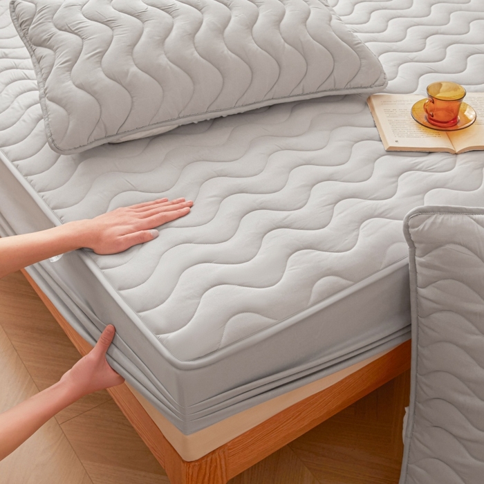 91家纺网 家纺一手货源 找家纺 初心家纺 2025新款原棉防水夹棉窗帘床护罩单件席梦思保护套防水床罩 浅灰