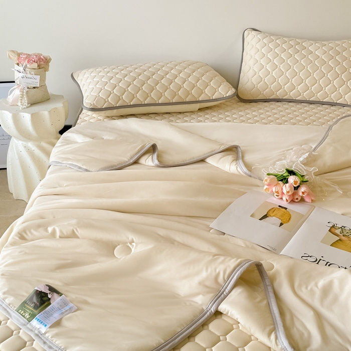 91家纺网 家纺一手货源 找家纺 2025新款加厚乳胶床笠款经典纯色夏被套件 方格-米杏