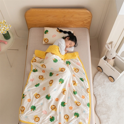 艾佳宝贝 2025新款A类豆豆针织儿童多功能盖毯安抚夏被-模特图 lucky 萌狮