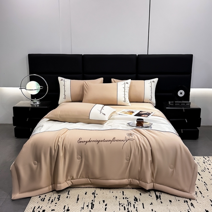 91家纺网 家纺一手货源 找家纺 卡罗兰 2025新款水洗真丝夏凉被空调被拼接款手工包边浪漫花语系列 浪漫花语-香槟金