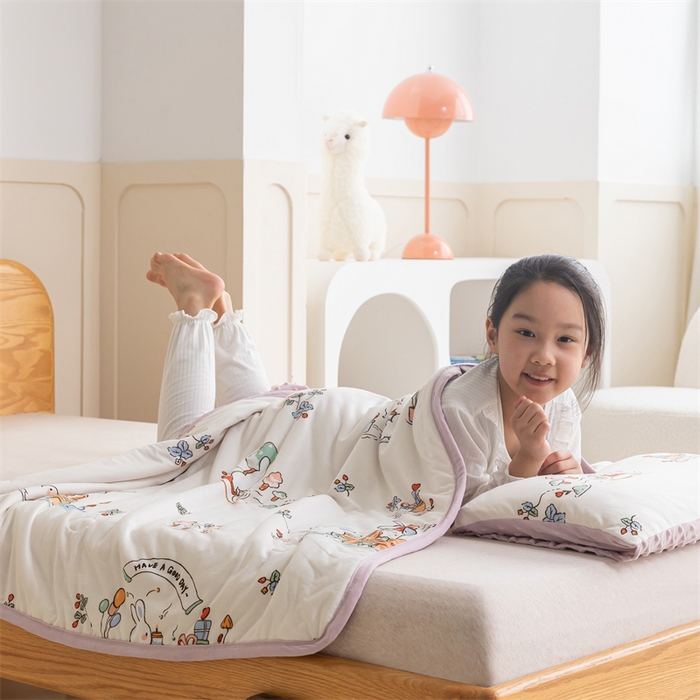 91家纺网 家纺一手货源 找家纺 艾佳宝贝 2025新款A类豆豆针织儿童多功能盖毯安抚夏被-模特图 兔兔的生日