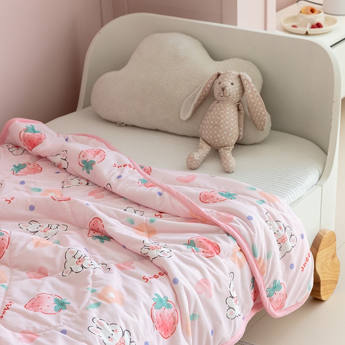91家纺网 家纺一手货源 找家纺 艾佳宝贝 2025春夏新款A类凉感丝儿童糖果抗菌夏被 草莓兔宝