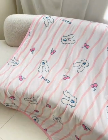 91家纺网 家纺一手货源 找家纺 艾佳宝贝 2025新款A类豆豆针织儿童多功能盖毯安抚夏被-模特图 樱桃长耳兔
