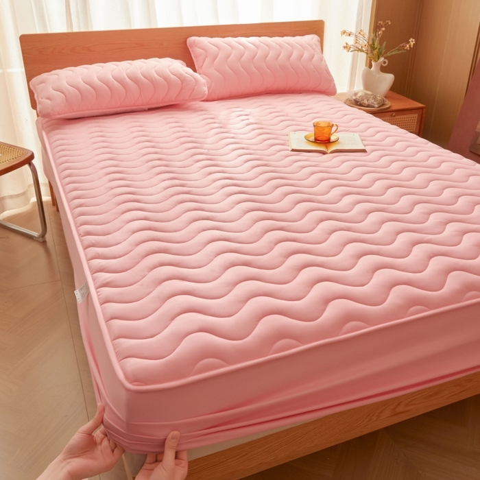 91家纺网 家纺一手货源 找家纺 初心家纺 2025新款原棉防水夹棉窗帘床护罩单件席梦思保护套防水床罩 粉玉