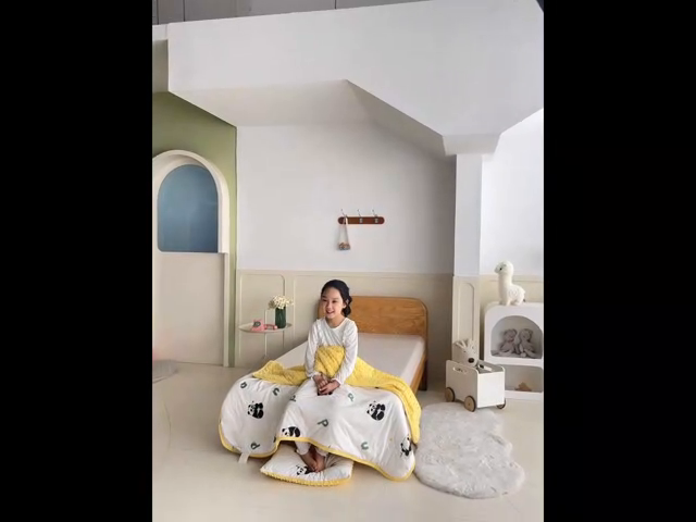 91家纺网 家纺一手货源 找家纺 艾佳宝贝 2025新款A类豆豆针织儿童多功能盖毯安抚夏被-模特图 字母熊猫