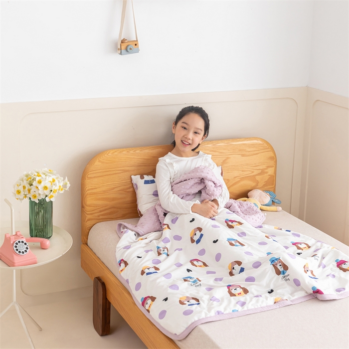 91家纺网 家纺一手货源 找家纺 艾佳宝贝 2025新款A类豆豆针织儿童多功能盖毯安抚夏被-模特图 晚安小狗