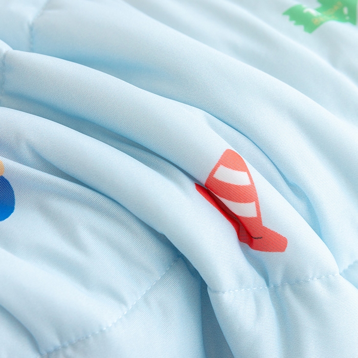 91家纺网 家纺一手货源 找家纺 艾佳宝贝 2025春夏新款A类凉感丝儿童糖果抗菌夏被 飞行小车