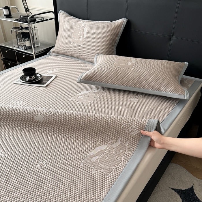 91家纺网 家纺一手货源 找家纺 （总）卡罗兰 2025新款PE提花冰丝凉席凉豆豆床单床笠款凉席-奶牛款