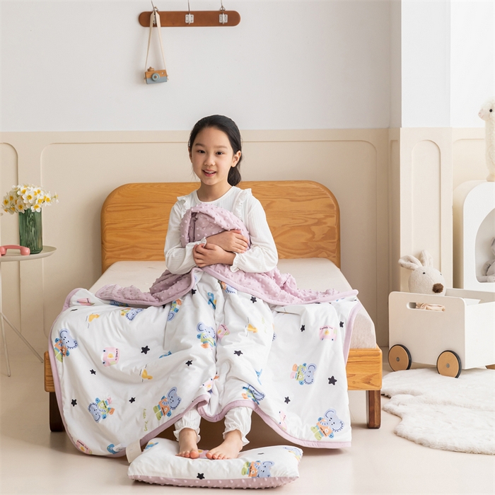 91家纺网 家纺一手货源 找家纺 艾佳宝贝 2025新款A类豆豆针织儿童多功能盖毯安抚夏被-模特图 长鼻子大象