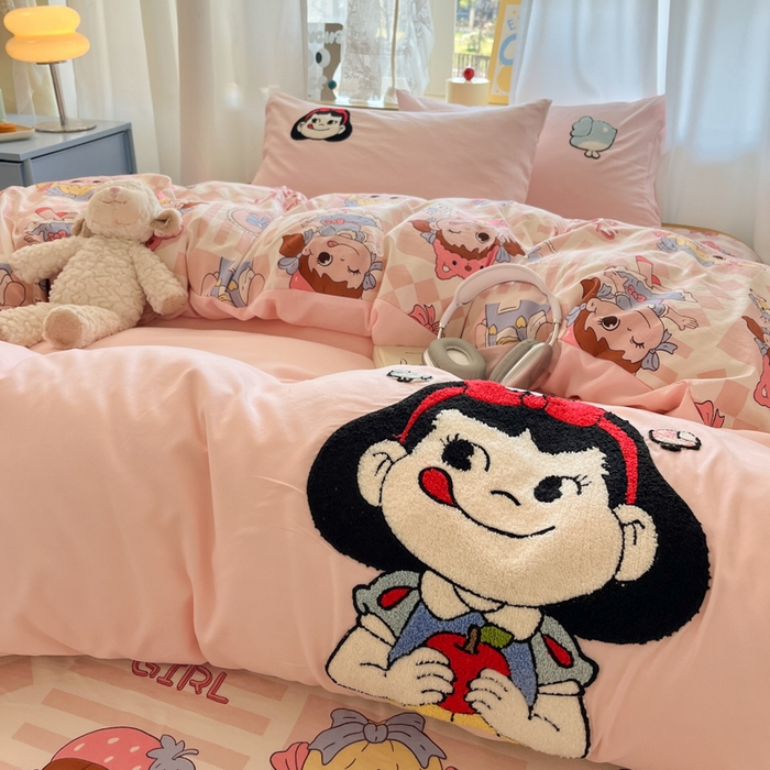 91家纺网 家纺一手货源 找家纺 （总）罗亿家纺 2025新款110g高克重云朵棉直播热款毛巾绣四件套(场景二）提供买家秀