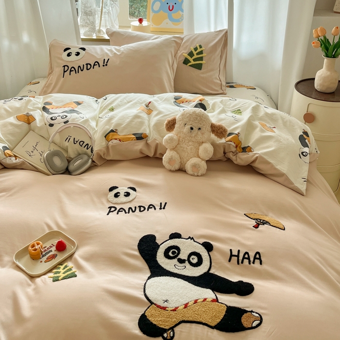 91家纺网 家纺一手货源 找家纺 罗亿家纺 2025新款110g高克重云朵棉直播热款毛巾绣四件套(场景二）提供买家秀 熊猫会功夫