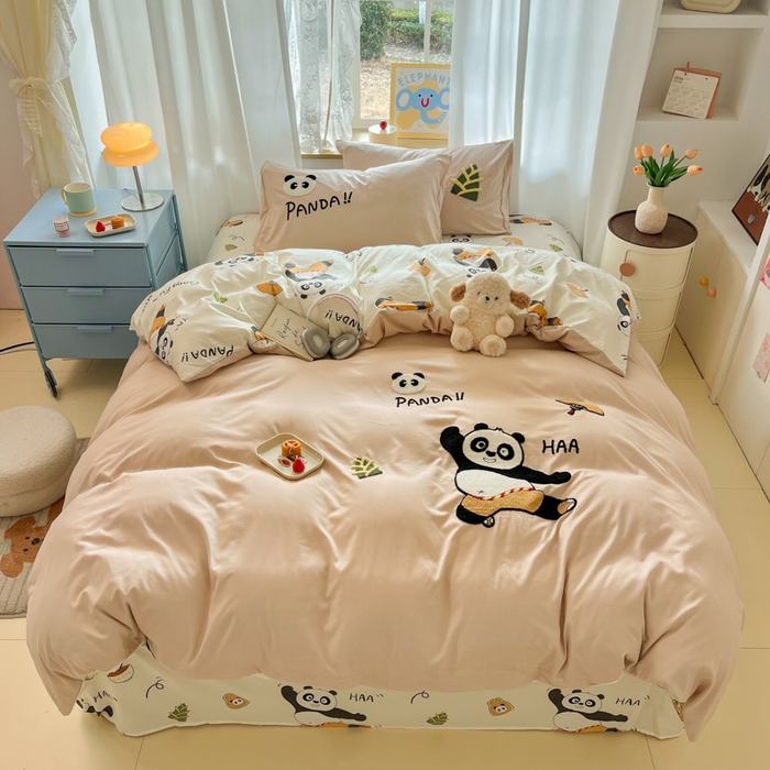 91家纺网 家纺一手货源 找家纺 罗亿家纺 2025新款110g高克重云朵棉直播热款毛巾绣四件套(场景二）提供买家秀 熊猫会功夫