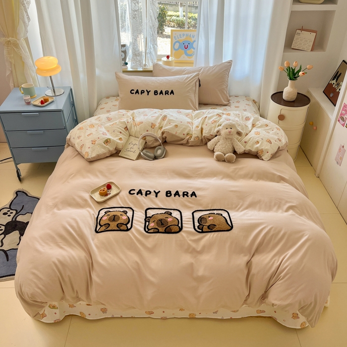 91家纺网 家纺一手货源 找家纺 罗亿家纺 2025新款110g高克重云朵棉直播热款毛巾绣四件套(场景二）提供买家秀 卡皮巴拉