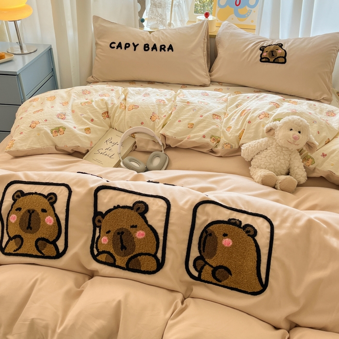 91家纺网 家纺一手货源 找家纺 罗亿家纺 2025新款110g高克重云朵棉直播热款毛巾绣四件套(场景二）提供买家秀 卡皮巴拉