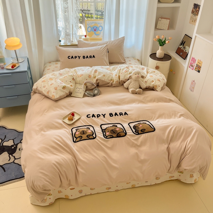 91家纺网 家纺一手货源 找家纺 罗亿家纺 2025新款110g高克重云朵棉直播热款毛巾绣四件套(场景二）提供买家秀 卡皮巴拉