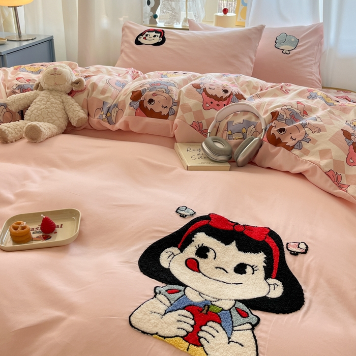 91家纺网 家纺一手货源 找家纺 罗亿家纺 2025新款110g高克重云朵棉直播热款毛巾绣四件套(场景二）提供买家秀 不二家公主