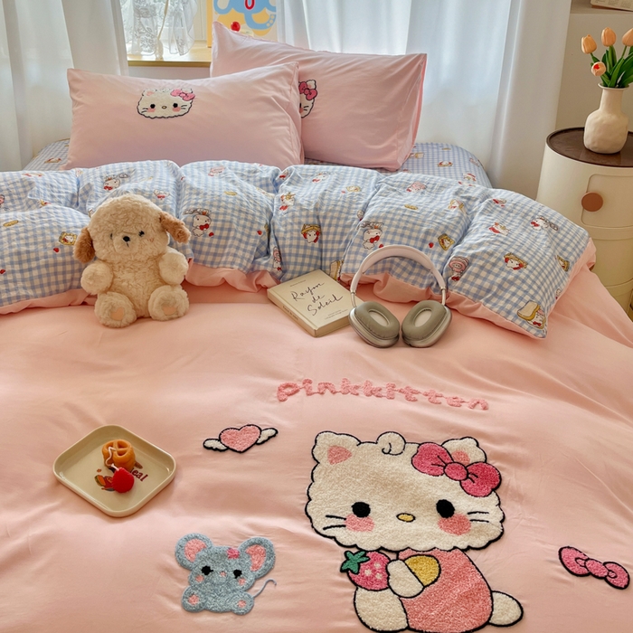 91家纺网 家纺一手货源 找家纺 罗亿家纺 2025新款110g高克重云朵棉直播热款毛巾绣四件套(场景二）提供买家秀 可爱小猫-粉