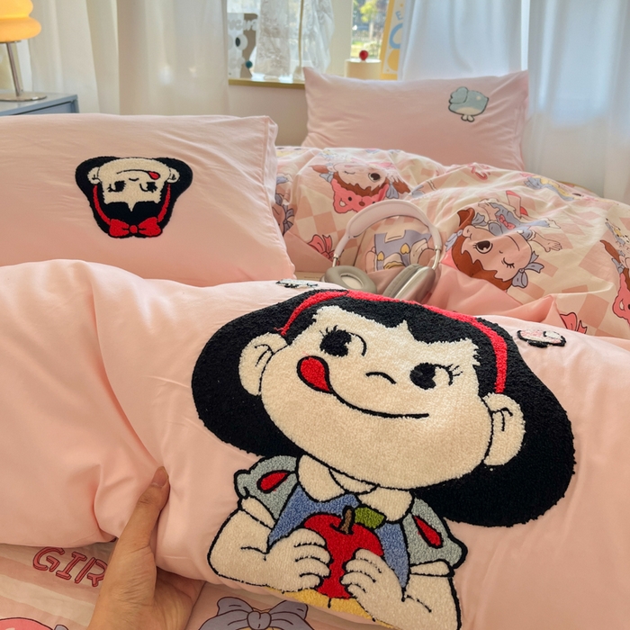 91家纺网 家纺一手货源 找家纺 罗亿家纺 2025新款110g高克重云朵棉直播热款毛巾绣四件套(场景二）提供买家秀 不二家公主