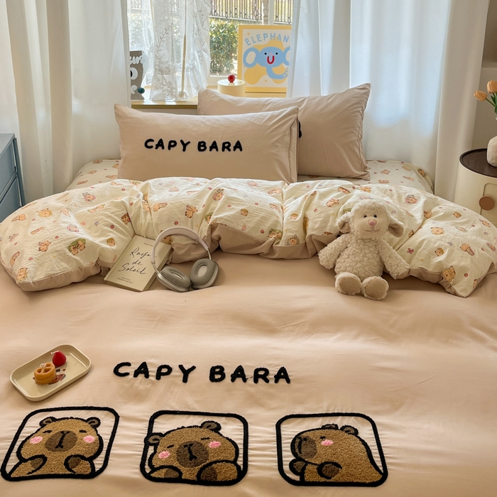 91家纺网 家纺一手货源 找家纺 罗亿家纺 2025新款110g高克重云朵棉直播热款毛巾绣四件套(场景二）提供买家秀 卡皮巴拉