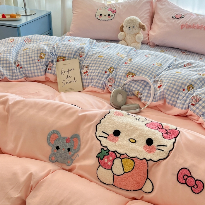 91家纺网 家纺一手货源 找家纺 罗亿家纺 2025新款110g高克重云朵棉直播热款毛巾绣四件套(场景二）提供买家秀 可爱小猫-粉