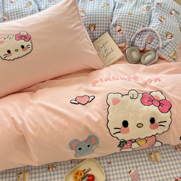 91家纺网 家纺一手货源 找家纺 罗亿家纺 2025新款110g高克重云朵棉直播热款毛巾绣四件套(场景二）提供买家秀 可爱小猫-粉